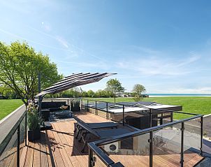 Ruim dakterras van de vrijstaande woning in Workum met uitzicht op natuur en IJsselmeer, perfect voor ontspanning.