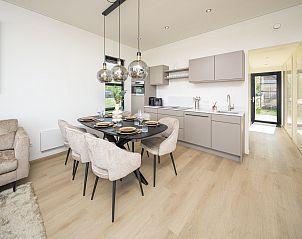 Stijlvolle keuken en eetruimte in de vrijstaande woning in Workum, een comfortabel vakantiehuis aan het IJsselmeer.