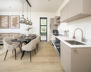 Gezellige eetkamer en moderne keuken in de vrijstaande woning in Workum, ideaal voor een vakantie aan de Friese meren.