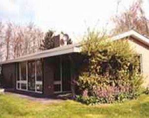 Bungalow 5/19 in Hindeloopen, Friesland with green garden and spacious veranda.