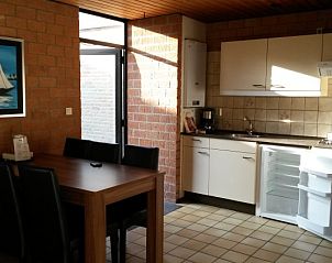 Moderne keuken en eetruimte in Strandbungalow P-2-4, Friesland, met veel lichtinval en comfortabele inrichting.