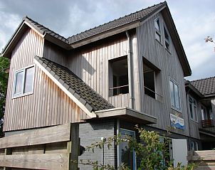 Houten architectuur van Tuulikki vakantiehuis in Warns, Friesland, met moderne uitstraling.