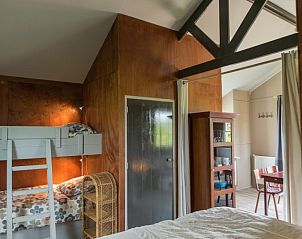Slaapkamer met stapelbed in de lodge in Warns, perfect voor gezinnen aan het IJsselmeer en de Friese meren.