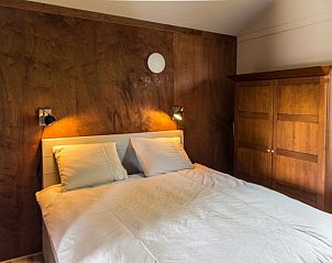 Comfortabele tweepersoons slaapkamer in de lodge in Warns, genieten van rust nabij het IJsselmeer en de Friese meren.