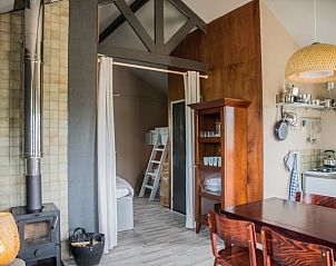 Volledig uitgeruste keuken in de lodge in Warns, ideaal voor zelfvoorzienend verblijf bij het IJsselmeer en de Friese meren.