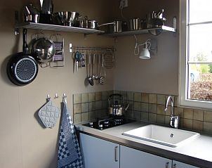 Moderne badkamer in de lodge in Warns, voorzien van douche en toilet, nabij het IJsselmeer en de Friese meren.