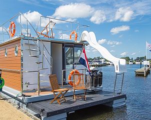 FR060 vakantiehuis in Warns, IJsselmeer met dakterras en glijbaan, ideaal voor ontspannen verblijf aan het water in de Friese meren.