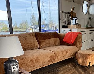 Moderne badkamer in vakantiehuis FR060 in Warns, nabij IJsselmeer en Friese meren, met unieke maritieme details en luxe douche.