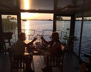 Vakantiehuis FR060 in Warns aan het IJsselmeer met terras en boot, ideaal voor ontspanning en watersport.