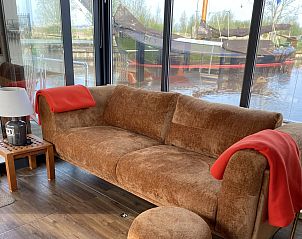 FR060 vakantiehuis in Warns bij IJsselmeer, sfeervolle avondverlichting op het water, ideale locatie voor ontspanning in de Friese meren.