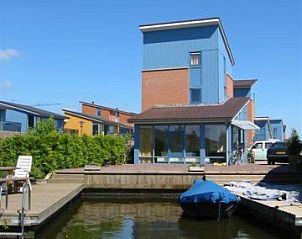 Vacation home with jetty at Recreation Company 'on the water' in Heeg, Frisian lakes.