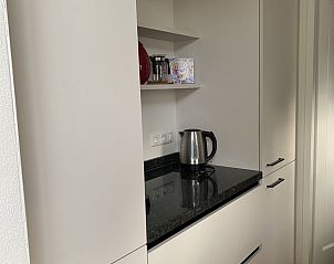 Luxe motorboot aan de waterkant bij vakantiehuis FR061, Koudum, voor ultiem vaarplezier.