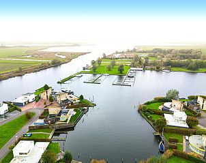 Uitzicht op de Friese meren en jachthaven bij Escape in Friesland vakantiehuis in Koudum, ideaal voor natuurliefhebbers.