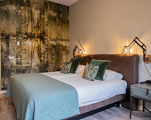 Comfortabele slaapkamer in Hotel De Walvisvaarder, Lies, Terschelling met stijlvolle decoratie en warme verlichting.