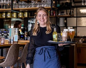 Vrolijke bediening in de bar van Hotel De Walvisvaarder, Lies, Terschelling met diverse drankjes.