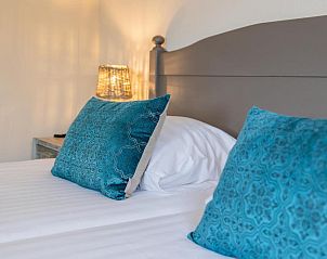 Details van luxe beddengoed in Hotel De Walvisvaarder, Lies, Terschelling op de Waddeneilanden.