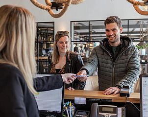Hartelijke ontvangst bij de receptie van Hotel De Walvisvaarder, Lies, Terschelling op de Waddeneilanden.