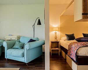 Stijlvolle suite in Hotel De Walvisvaarder, Lies, Terschelling met aparte slaap- en zitgedeelte.