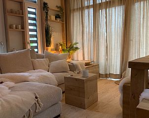 Gezellige woonkamer in Vakantiehuisje in Elahuizen met comfortabele zitruimte.