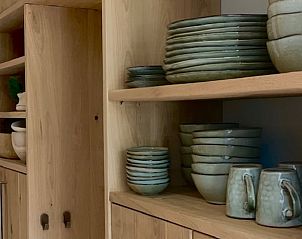 Stijlvol servies in de keuken van Vakantiehuisje in Elahuizen, Friese meren.