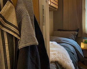 Sfeervolle details in de slaapkamer van Vakantiehuisje in Elahuizen, Friesland.