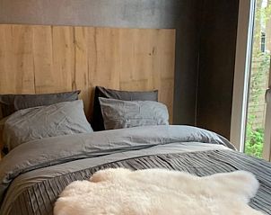 Luxe slaapkamer in Vakantiehuisje in Elahuizen met uitzicht op de natuur.