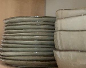 Stapel borden in de keuken van Vakantiehuisje in Elahuizen, Friesland.