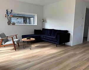 Comfortabele zithoek in Vakantiehuisje in Elahuizen, ideaal voor ontspanning in de Friese merenregio.