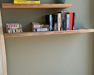 Boekenplanken in Vakantiehuisje in Elahuizen, een gezellige leeshoek aan de Friese meren.