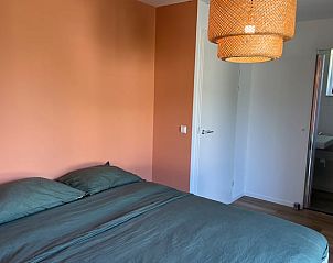 Sfeervolle slaapkamer in Vakantiehuisje in Elahuizen met ensuite badkamer, nabij de Friese meren.