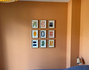 Kunst aan de muur in Vakantiehuisje in Elahuizen, een stijlvol verblijf aan de Friese meren.