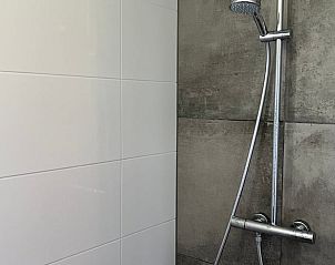 Stijlvolle douche in Vakantiehuisje in Elahuizen, een luxe verblijf in de Friese merenregio.