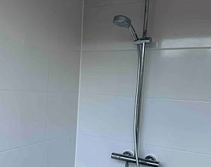 Moderne douche in Vakantiehuisje in Elahuizen, voor een verfrissend verblijf bij de Friese meren.
