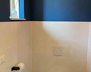 Moderne toilet in Vakantiehuisje in Elahuizen, een schoon en comfortabel verblijf aan de Friese meren.