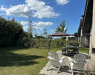 Gezellig terras met zitplekken in Vakantiehuisje in Elahuizen, perfect voor ontspanning aan de Friese meren.