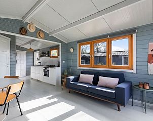 Lichte woonkamer in Vakantiehuis in Elahuizen, ideaal voor een ontspannen verblijf.