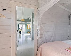 Doorkijk vanuit de slaapkamer naar de woonkamer in Vakantiehuis in Elahuizen.
