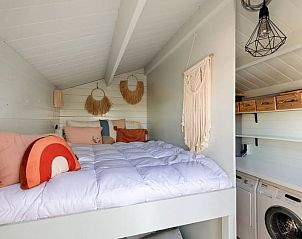 Knusse slaapruimte met hoogslaper in Vakantiehuis in Elahuizen, ideaal voor kinderen.