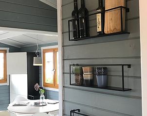 Detail van de keuken in Vakantiehuis in Elahuizen met stijlvolle wandrekken.