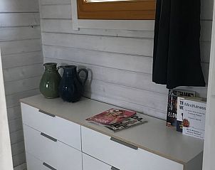 Kast en decoratieve elementen in Vakantiehuis in Elahuizen, Friese meren.