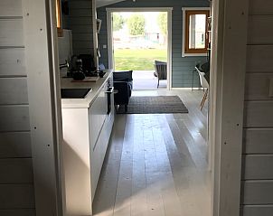 Gang in Vakantiehuis in Elahuizen met toegang tot keuken en woonkamer.