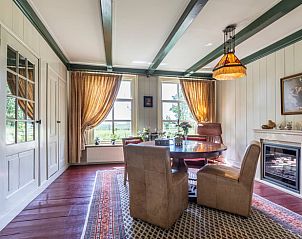 Elegante woonkamer van Vakantiehuisje in It Heidenskip, met warme inrichting en uitzicht op de Friese meren.