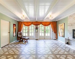 Ruime binnenruimte van Vakantiehuisje in It Heidenskip, met moderne inrichting in de Friese meren.