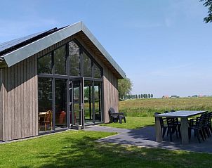 Ruim terras bij Vakantiehuis in It Heidenskip, met uitzicht op de Friese meren en groene velden.
