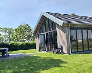 Buitenzitje bij Vakantiehuis in It Heidenskip, met prachtig uitzicht over de Friese meren.