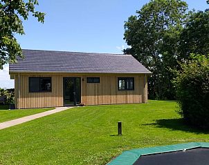 Rustige ligging van Vakantiehuis in It Heidenskip, omgeven door natuur en Friese meren.