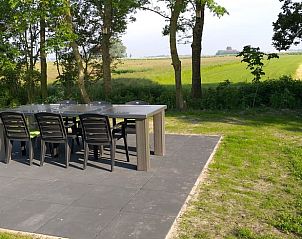 Buiten dineren bij Vakantiehuis in It Heidenskip, met uitzicht op de Friese meren.