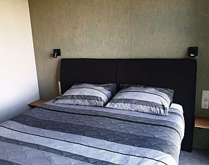 Stijlvolle slaapkamer in Vakantiehuis in It Heidenskip, perfect voor ontspanning in de Friese meren.