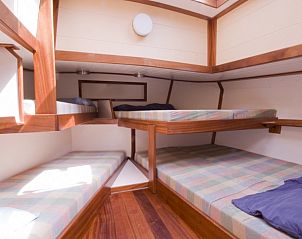 Comfortabele stapelbedden op Tjalk Wantij, genieten van de Friese meren in Gaastmeer.