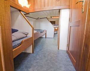 Stijlvolle slaapcabine op de boot Zeldenrust, biedt rust en comfort in de Friese meren.